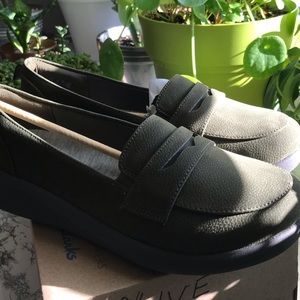 Clark’s olive Cloudsteppers 8.5 W NWB